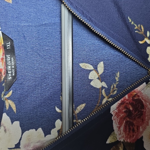 SHEIN Curve Navy Floral V-Neck Blouse - Picture 2 of 6